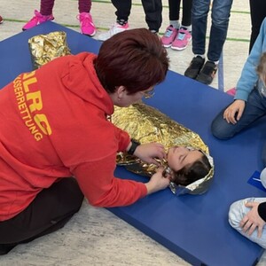 Eisrettung in der Grundschule Oberviechtach: DLRG übt mit den Schülern die Eisregeln