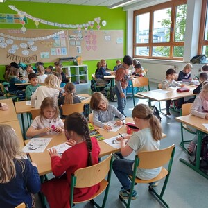 Kindergartenkinder besuchen die 1. Klassen