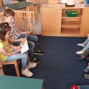 Erstklässler lesen im Kindergarten vor